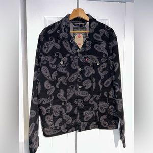 Men’s Levi’s black paisley jean jacket